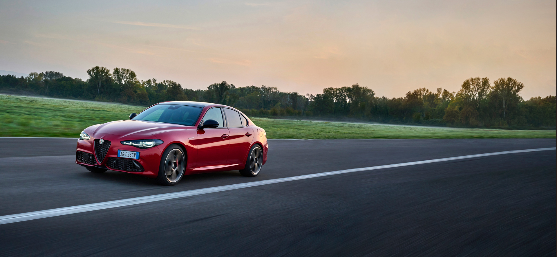 Alfa Romeo STELVIO AND GIULIA ROSSO SPECIALE（ステルヴィオ
