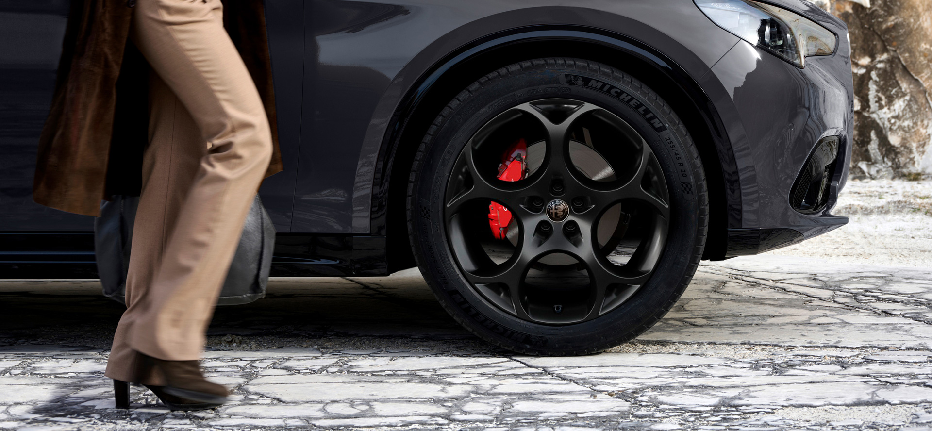 STELVIO（ステルヴィオ）| SUV | ALFA ROMEO（アルファ ロメオ）